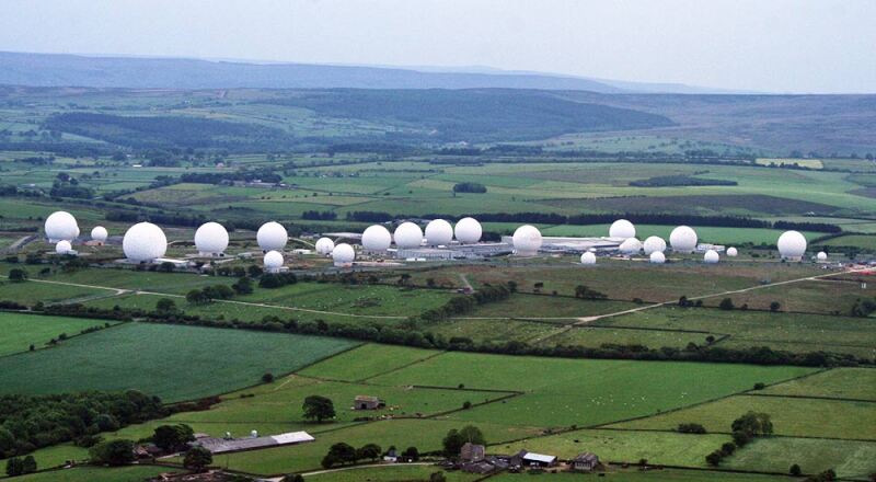 Des radômes protégeant des antennes à la RAF Menwith Hill
