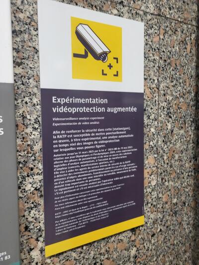 Panneaux dans les stations de métro parisien indiquant l'expérimentation de la vidéo-surveillance algorithmique en 2024.