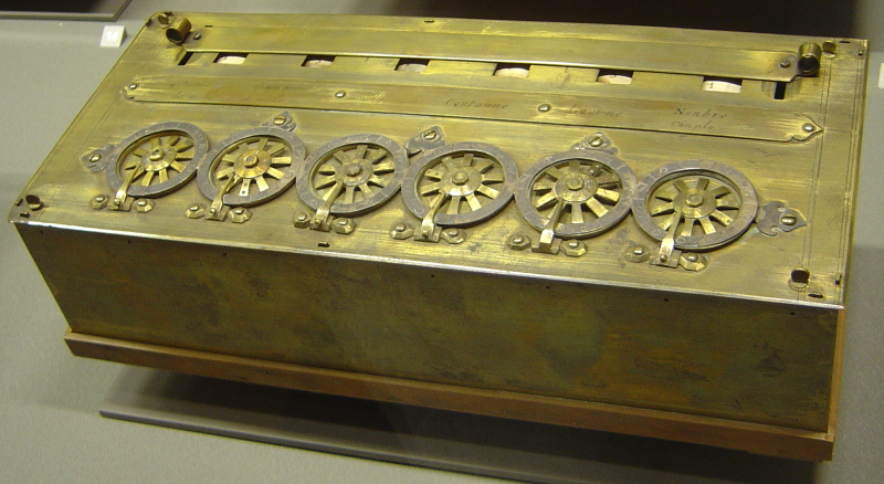 Une pascaline, signée par Pascal en 1652, visible au musée des arts et métiers du Conservatoire national des arts et métiers à Paris.