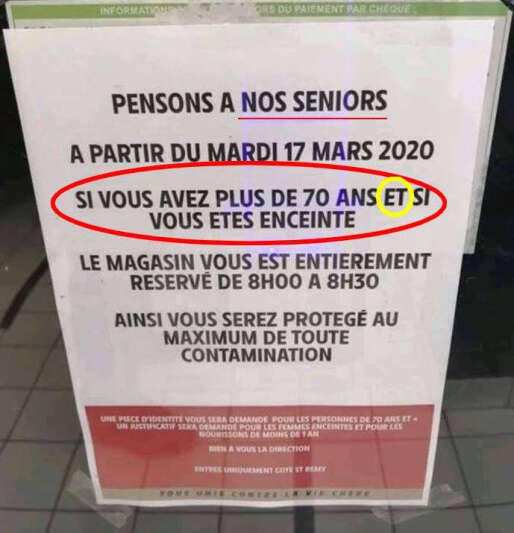 Photo prise sur la devanture d'un magasin en 2020 pendant la crise COVID-19