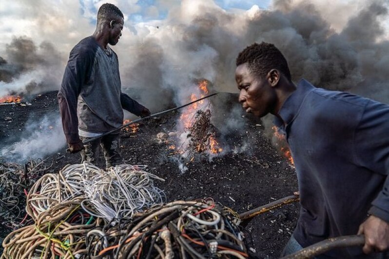 Incinération de câbles électriques pour en récupérer le cuivre à Agbobloshie au Ghana