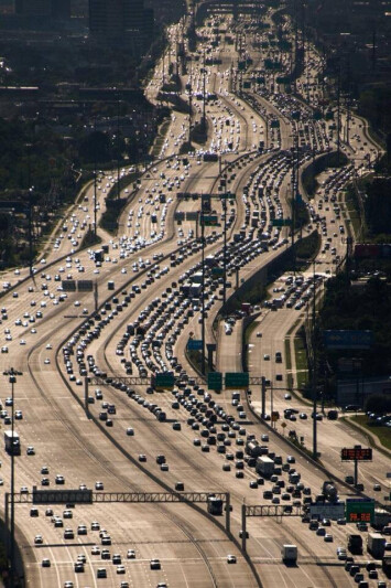 L'exemple de la Katy Freeway à Houston : malgré ses 26 voies elle n'a pas permis de résoudre les problèmes de congestion à cause du trafic induit