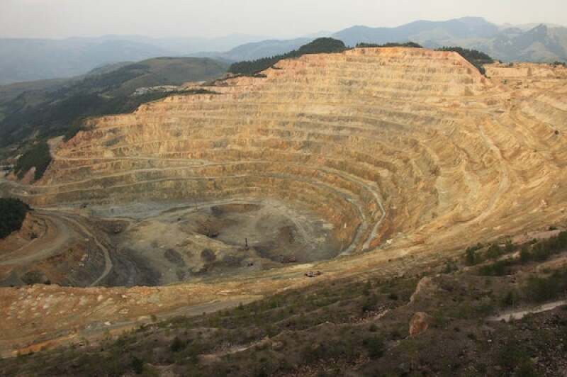 Une mine de cuivre dans le centre de la Roumanie. La majorité des mines sont exploitées à ciel ouvert, par opposition aux mines sous-terraines (qui bien que minoritaires sont néanmoins nombreuses).